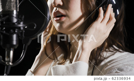 ボーカルのレコーディングをする女性 ボーカルのレコーディングをする女性 62336934