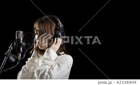 ボーカルのレコーディングをする女性	 62336944