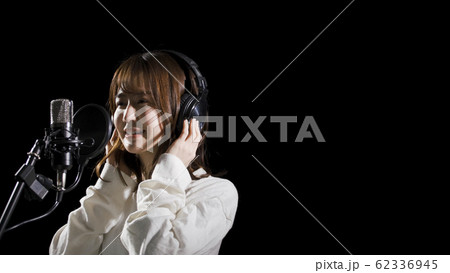 ボーカルのレコーディングをする女性 ボーカルのレコーディングをする女性 62336945