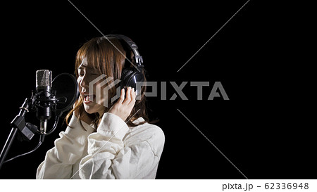 ボーカルのレコーディングをする女性 ボーカルのレコーディングをする女性 62336948