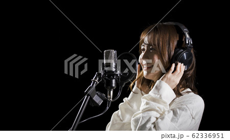 ボーカルのレコーディングをする女性	 62336951