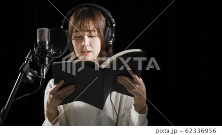 アフレコをする若い女性 アフレコをする若い女性 62336956