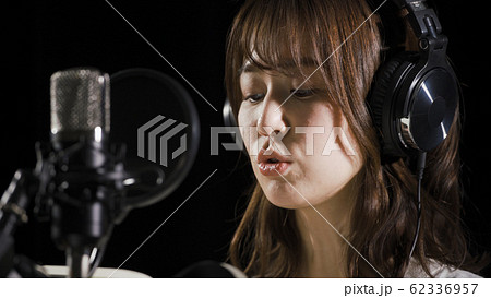 アフレコをする若い女性 アフレコをする若い女性 62336957
