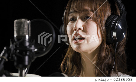 アフレコをする若い女性 アフレコをする若い女性 62336958