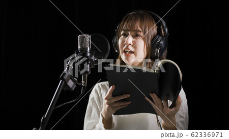 アフレコをする若い女性 アフレコをする若い女性 62336971