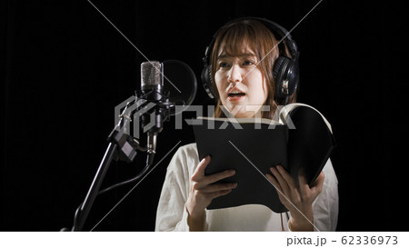 アフレコをする若い女性 アフレコをする若い女性 62336973