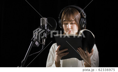 アフレコをする若い女性 アフレコをする若い女性 62336975