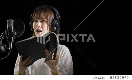 アフレコをする若い女性 アフレコをする若い女性 62336979