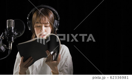 アフレコをする若い女性 アフレコをする若い女性 62336981