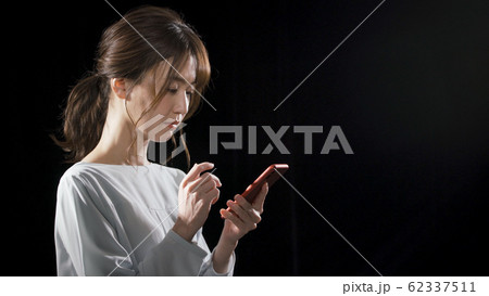 スマートフォンを操作している女性	 62337511