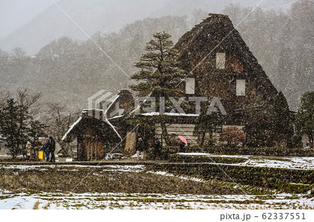白川郷の雪景色 62337551