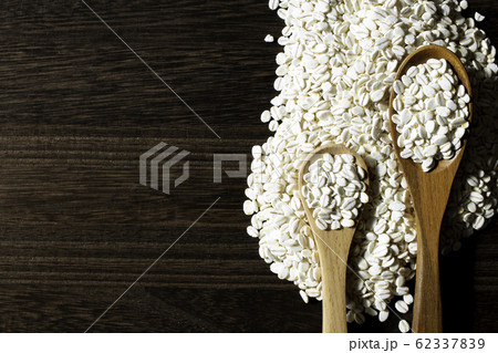 押し麦(押麦、flattened barley):日本で食べられている健康的な雑穀。食物繊維が豊富。 押し麦(押麦、flattened barley):日本で食べられている健康的な雑穀。食物繊維が豊富。 62337839