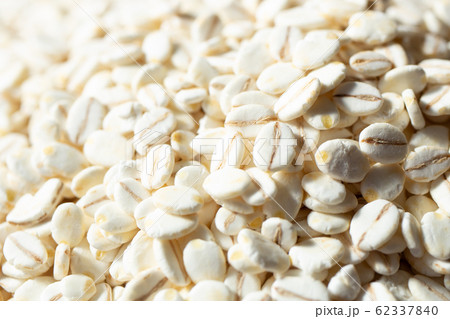 押し麦(押麦、flattened barley):日本で食べられている健康的な雑穀。食物繊維が豊富。 押し麦(押麦、flattened barley):日本で食べられている健康的な雑穀。食物繊維が豊富。 62337840