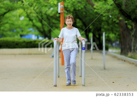 健康器具で運動する高齢の女性 62338353