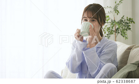 パジャマ姿でマグカップを持つ女性 パジャマ姿でマグカップを持つ女性 62338687