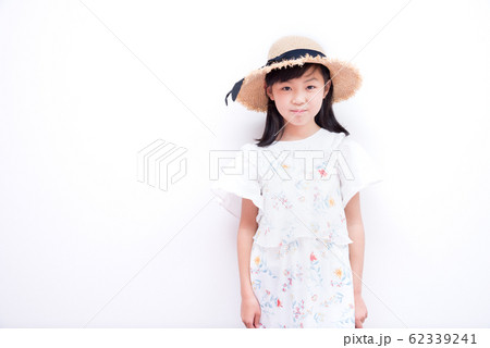 麦わら帽子を被ったお洒落な小学生の女の子 62339241