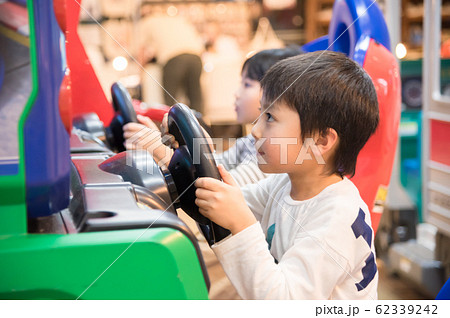 ゲームセンターで遊ぶ子供 62339242
