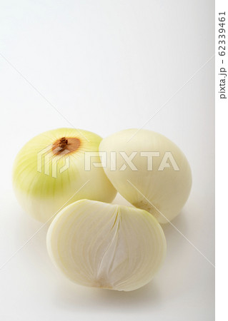 むき玉ねぎとハーフカットカット玉ねぎ 62339461