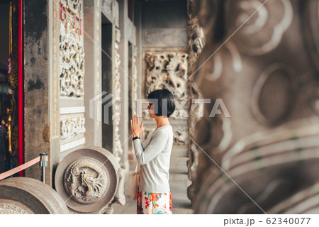 traveling woman praying traveling woman praying 62340077
