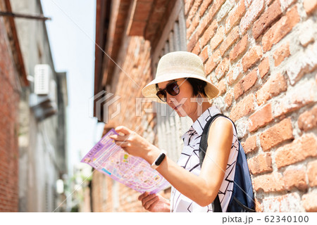 woman check the map in the old street 62340100
