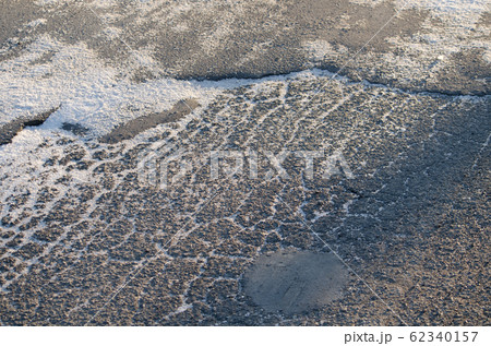 粉雪が積もった路面 62340157