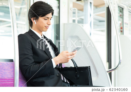 通勤 男性 電車 ビジネスマン 撮影協力:京王電鉄株式会社 通勤 男性 電車 ビジネスマン 撮影協力:京王電鉄株式会社 62340160