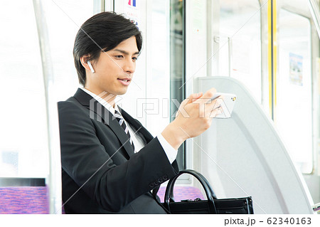 通勤　男性　電車　ビジネスマン　撮影協力：京王電鉄株式会社 62340163