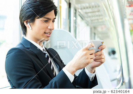 通勤 男性 電車 ビジネスマン 撮影協力:京王電鉄株式会社 通勤 男性 電車 ビジネスマン 撮影協力:京王電鉄株式会社 62340164