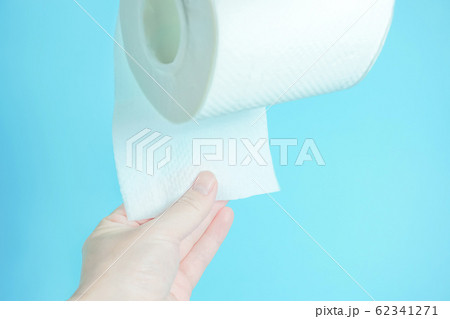 トイレットペーパーを使う トイレットペーパーを使う 62341271