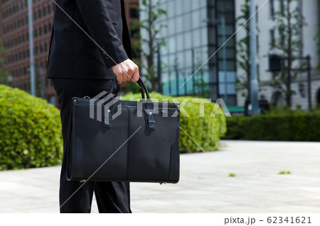 ビジネス ビジネスマン 男性 通勤 出社 出勤 営業 ビジネス ビジネスマン 男性 通勤 出社 出勤 営業 62341621