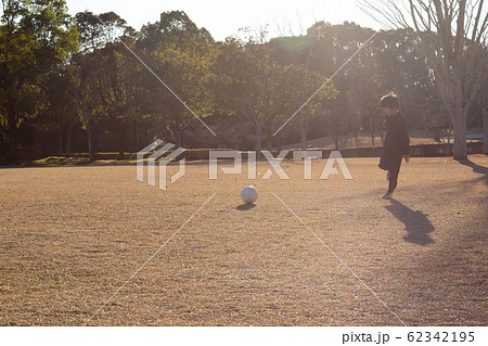 サッカー練習 62342195