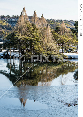 雪の兼六園 62342475