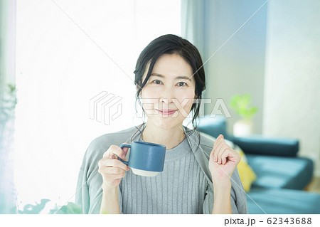 女性・紅茶・リビング 女性・紅茶・リビング 62343688