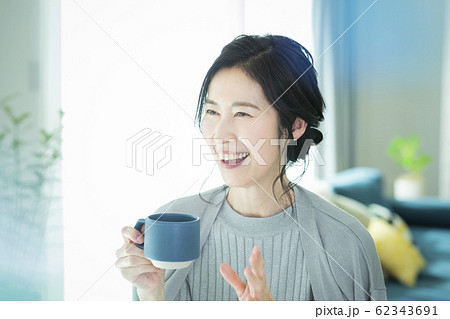 女性・紅茶・リビング 女性・紅茶・リビング 62343691