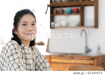 女性 ライフスタイル キッチン 女性 ライフスタイル キッチン 62344475