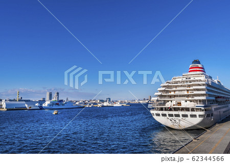大型クルーズ船が停泊する大さん橋ふ頭の風景 62344566