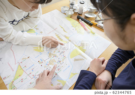 避難経路の確認をする家族 62344765