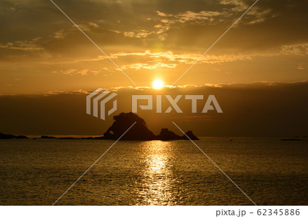 古座浦の鯛島の日の出 古座浦の鯛島の日の出 62345886