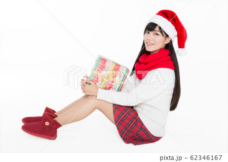 portrait of beautiful woman holding a gift box 62346167