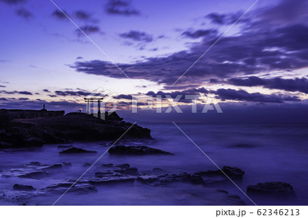 【静岡県】伊豆で最古の白濱神社・大明神岩の赤鳥居・夜明け 【静岡県】伊豆で最古の白濱神社・大明神岩の赤鳥居・夜明け 62346213