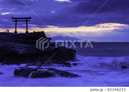 【静岡県】伊豆で最古の白濱神社・大明神岩の赤鳥居・夜明け 【静岡県】伊豆で最古の白濱神社・大明神岩の赤鳥居・夜明け 62346223