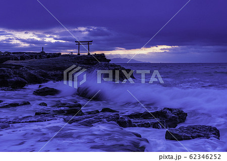 【静岡県】伊豆で最古の白濱神社・大明神岩の赤鳥居・夜明け 62346252