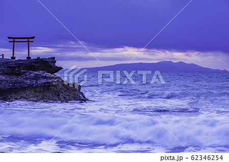 【静岡県】伊豆で最古の白濱神社・大明神岩の赤鳥居・夜明け 【静岡県】伊豆で最古の白濱神社・大明神岩の赤鳥居・夜明け 62346254