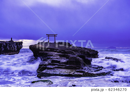 【静岡県】伊豆で最古の白濱神社・大明神岩の赤鳥居・夜明け 【静岡県】伊豆で最古の白濱神社・大明神岩の赤鳥居・夜明け 62346270