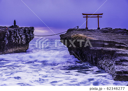 【静岡県】伊豆で最古の白濱神社・大明神岩の赤鳥居・夜明け 62346277