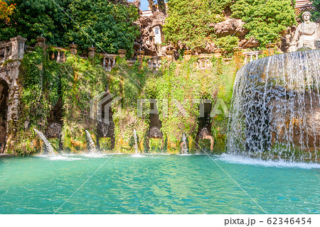 Oval Fountain, famous Italian Renaissance Villa D 62346454