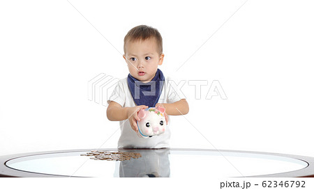 ブタの貯金箱と男の子 62346792