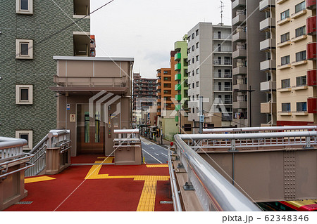 歩道橋に新設されたエレベーター 62348346
