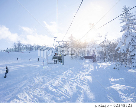 スキーをする家族(リフトに乗る) スキーをする家族(リフトに乗る) 62348522
