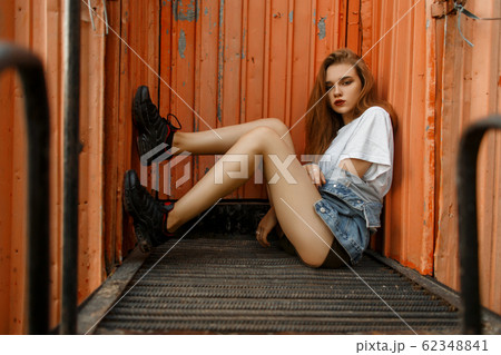 Stylish beautiful young woman  62348841